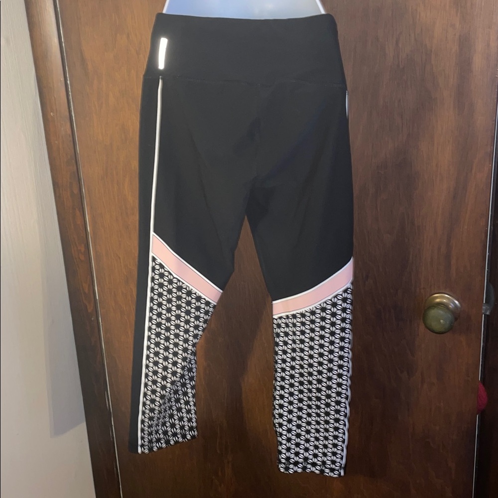 Black and Pink Patterned Leggings 🌸🖤 - Picture 10 of 12